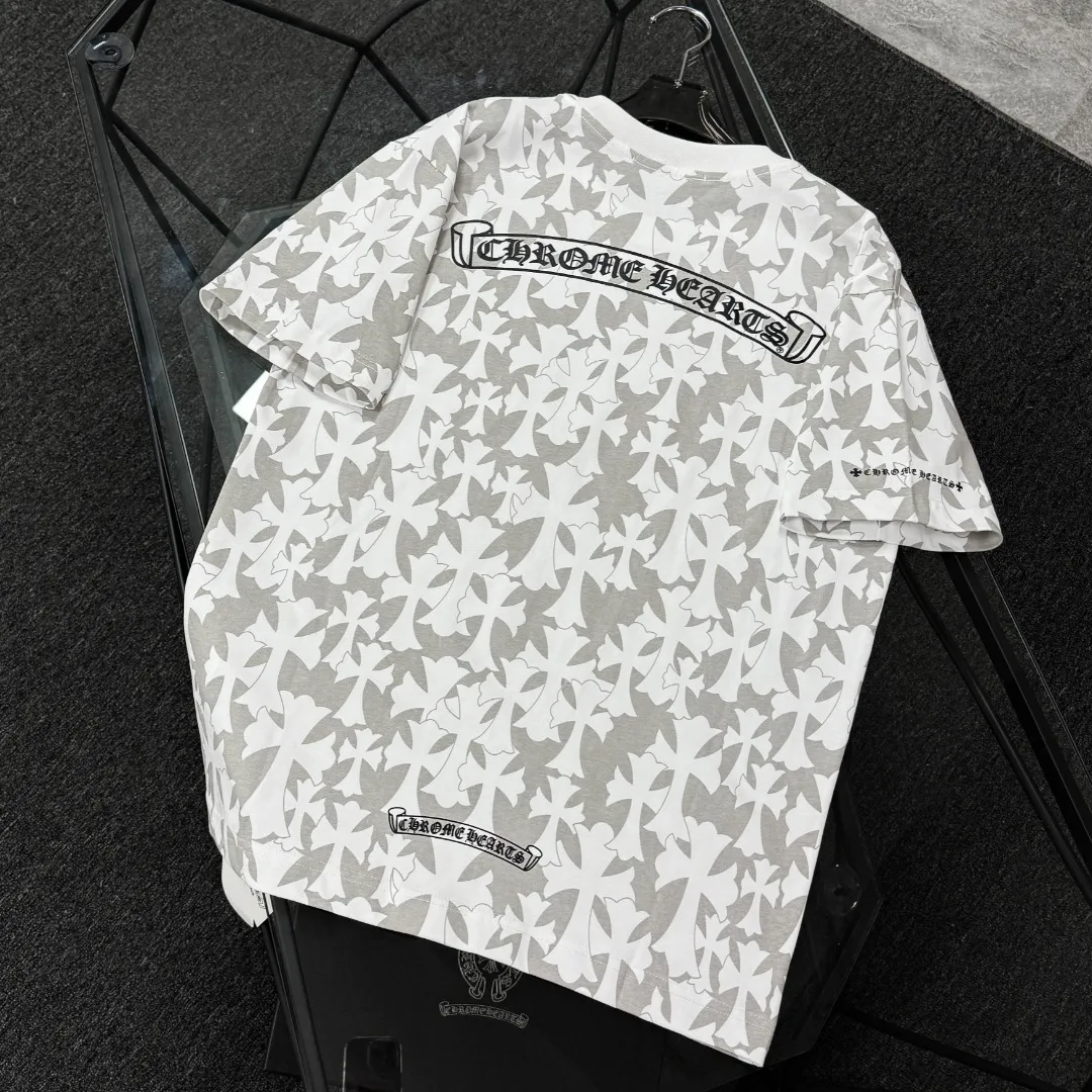 P180 Chrome Hearts 25 high-end versions. The fabric is made of 300 grams of high-density pure cotton. It does not deform or shrink. It has three labels. It is the same style for men and women. Technology: all-over printing + digital printing. Color: white, black. SIZE: S-XL.